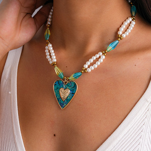 Collar con colgante en forma de corazón para mujer, cadena con cuentas de perlas de imitación, concha de resina chapada en oro, estilo bohemio, joyería para uso diario - Product Image 2