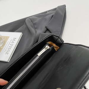 <span class=keywords><strong>Livraison</strong></span> <span class=keywords><strong>rapide</strong></span> de l'usine <span class=keywords><strong>sac</strong></span> <span class=keywords><strong>à</strong></span> bandoulière en PU pour femmes avec motif géométrique fermeture <span class=keywords><strong>à</strong></span> glissière conception de chaîne en métal <span class=keywords><strong>à</strong></span> la mode - Product Image 4