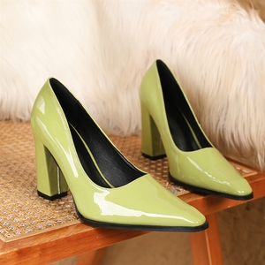 Vente en gros d'usine : Escarpins élégants pour femmes en <span class=keywords><strong>cuir</strong></span> verni à bout pointu et <span class=keywords><strong>talon</strong></span> carré, à décolleté peu profond, pour occasions formelles - Product Image 4