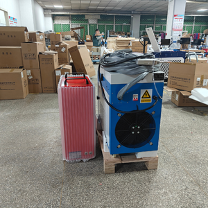 Machine de soudage de nettoyage de découpe laser à fibre tenue dans la main 5 en 1 pour l'enlèvement de revêtement de poudre de peinture de rouille de fer d'acier inoxydable en métal - Product Image 5