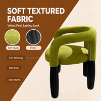 Fauteuil lounge élégant en velours avec dossier incurvé, accoudoirs sculpturaux et pieds en bois noir pour une décoration intérieure moderne