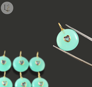 Colgante de Calcedonia Azul Natural con Incrustaciones de Piedras Preciosas, Colgante de Piedras Preciosas en Oro Vermeil, Colgantes Finos de Plata de Ley 925, Dijes de 15 mm al por Mayor - Product Image 4