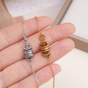 Pulsera en espiral de tres anillos de acero inoxidable chapada en oro para mujer, joyería de regalo sencilla y elegante - Product Image 3