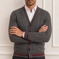 Hochwertige Herren-Strickjacke mit Zopfmuster, V-Ausschnitt, Knopfleiste, Grau-Rot-Streifenbesatz, OEM ODM Fabrik