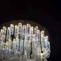 Lustre suspendu personnalisé en acier, acrylique et cristal avec LED, télécommande incluse, idéal pour les halls d'hôtel, villas et projets à plafonds hauts