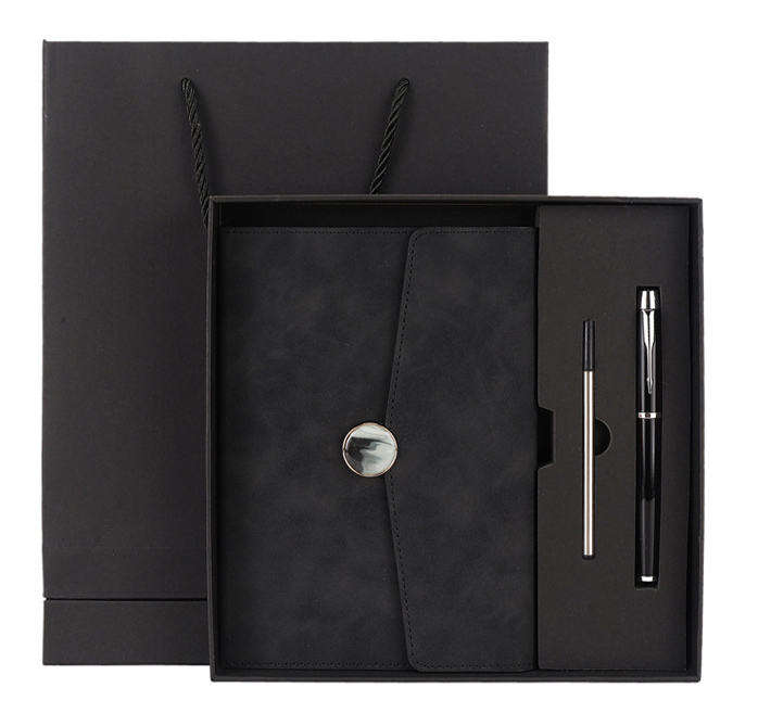 Cuaderno negro + bolígrafo