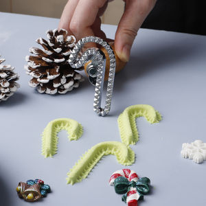 Emporte-pièce en alliage de zinc en forme de canne à sucre pour raviolis, moule à pâtisserie de Noël DIY avec poignée en bois de caoutchouc, ustensile de cuisine - Product Image 3