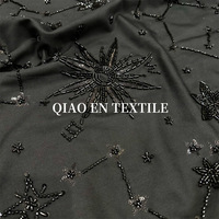 Tissu brodé style luxe léger ciel étoilé, 100% coton, motif constellation noire, sequins et perles, pour robe de soirée femme