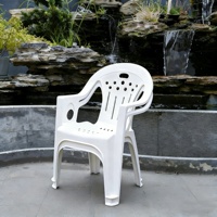 Chaises en plastique empilables modernes, vente en gros d'usine avec certification CE européenne pour les hôtels, les restaurants et les foyers