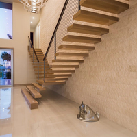 Escalier flottant en chêne avec balustrade en verre