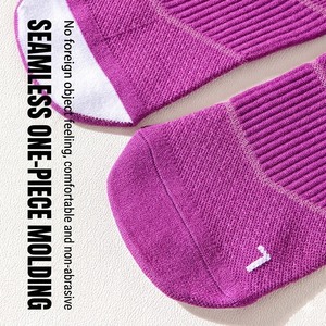 Chaussettes de sport unisexes en coton, polyester et élasthanne, blanches et noires, personnalisées avec logo de marque, promotionnelles, bon marché et très vendues, Nicecin. - Product Image 2
