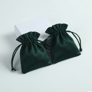Sacchetto di Lusso 7x9cm in Pelle Scamosciata Verde Scuro, Leggero e Morbido, di Alta Qualità, per Esposizione Gioielli e Confezione Regalo con Cordoncino - Product Image 4