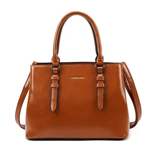 <span class=keywords><strong>Sac</strong></span> à bandoulière en cuir huilé grande capacité pour <span class=keywords><strong>femme</strong></span>, <span class=keywords><strong>sac</strong></span> fourre-tout multi-positions avec logo personnalisé pour les commandes en gros - Product Image 1