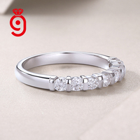 Bague demi-éternité moderne en argent S925 avec moissanite taille brillant ronde, sertissage en canal segmenté, élégante, idéale pour le quotidien