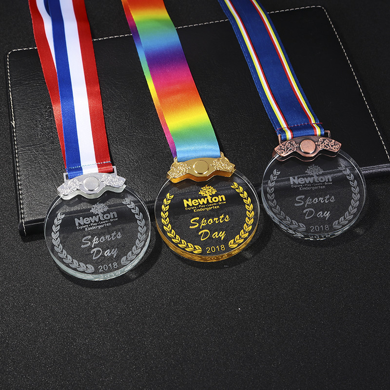 Regalo de recuerdo personalizado, venta al por mayor, medallas de cristal, Premio Stock, medallas de cristal grabadas personalizadas