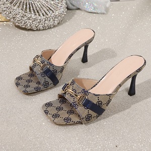 Sandales d'été 2026 pour femmes, grande taille, à enfiler, à bride unique, avec empeigne en tissu, décor chaîne métallique, talon aiguille - Product Image 6