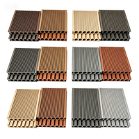 Plancher extérieur en WPC à grain de bois naturel, carré et linéaire, anti-décoloration, emboîtable, résistant à l'humidité et à la corrosion, lisse, pour jardin