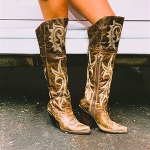 Bottes de chevalier et bottes de cowboy à talons épais et décoratifs, <span class=keywords><strong>style</strong></span> européen et américain tendance 2026, fabriquées sur mesure pour femmes - Product Image 1