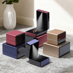 Boîte à bijoux carrée élégante EVERWIN avec éclairage LED, boîte à bagues, étui de rangement pour pendentifs et colliers, pour l'emballage de bijoux - Product Image 1