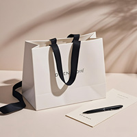 Vente en gros de sacs d'emballage de cadeaux en papier d'art recyclables de luxe avec poignées de ruban pour vêtements, sous-vêtements, chaussettes, chaussures