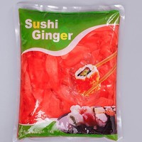 Tranches de gingembre mariné jaunes ou rouges, légèrement épicées, avec sachet, légumes marinés