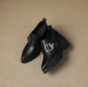 Chaussures en cuir pleine fleur à bout pointu, couleur unie, avec boucle de ceinture en forme de papillon en peau de mouton sur la partie supérieure - Product Image 1