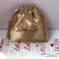 Haute qualité lisse Logo personnalisé imprimé sac à cordon en Satin doré pour chapeau tissu cheveux poignée poussière voyage cadeau Satin paquet