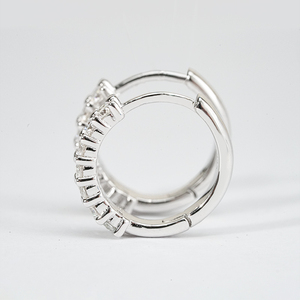 Pendientes Huggie de Lujo para Mujer, Corte Brillante Redondo, Moissanita con Engaste de Garras, Joyería de Plata S925 - Product Image 4