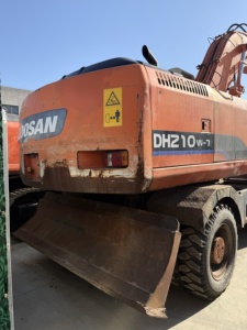 Excavatrice sur pneus d'occasion Doosan DH210W-7, 21 tonnes, d'origine coréenne, faible nombre d'heures de fonctionnement, bon état d'entretien, pour travaux routiers. - Product Image 3