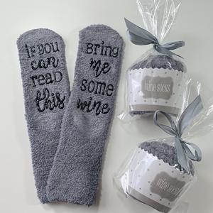 Cómodas ideas de regalos pequeños borrosos para madre esposa amigo si puedes leer esto tráeme algunos calcetines de vino - Product Image 4