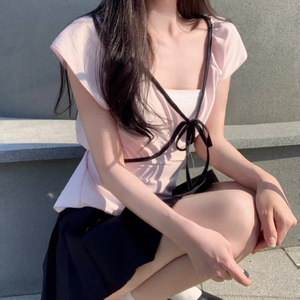 เสื้อยืดถักนิตติ้งสีชมพูน่ารักสำหรับผู้หญิง ลดราคาสุดฮอตซัมเมอร์ 2025 เนื้อผ้านุ่ม สไตล์เซ็กซี่ คอวี เสื้อลำลอง สไตล์อ่อนโยน รับผลิตแบบ OEM ขายส่ง - Product Image 4