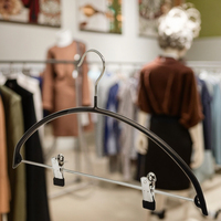 Cintres de chemise en métal enduit de PVC brillant pour le magasin ou le salon de vêtements de garde-robe