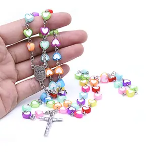 Vente en gros de chapelet pour enfants collier de perles en forme de cœur chapelet catholique collier de chapelet avec croix colorée prière chrétienne en plastique