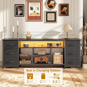 Mueble para TV con Estantes Abiertos para Dormitorio, Soporte para TV Negro, Centro de Entretenimiento, Tomas de Corriente, Cajones de Tela, Cómoda - Product Image 4