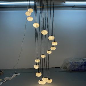 Suspension minimaliste Goutte de pluie avec sphères en onyx de type lune et fils réglables pour intérieurs de villas et d'hôtels de luxe - Product Image 1