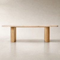 Ensemble de salle à manger rectangulaire moderne en travertin sculptural avec pieds en chêne et chaises crème pour villas, hôtels et intérieurs résidentiels