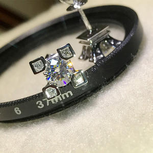 Pendientes de diamantes blancos champán en oro blanco, corte brillante redondo, naturales, certificados por GIA, para mujer, estilo moderno de compromiso. - Product Image 1