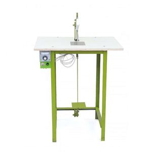 Machine de découpe thermique à commande au pied pour rubans et sangles, à température réglable, pour la découpe de matériaux et de rubans. - Product Image 1