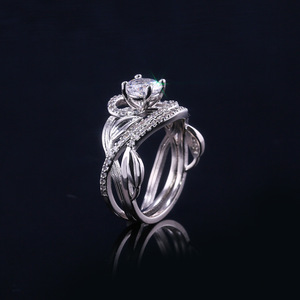 Anello da Donna in Rame con Foglie Intrecciate e Zirconi Incastonati, Gioiello da Mano per Uso Quotidiano - Product Image 5
