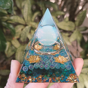 Pyramide en résine époxy avec galets de cristal, ornement de bureau, décoration d'aquarium, verre bleu avec lumières, cadeau - Product Image 1