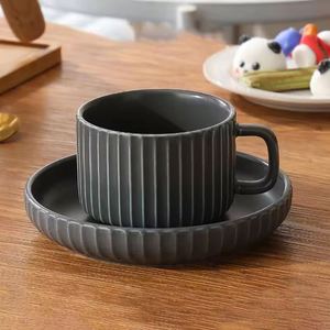 Tasse en céramique rectangulaire moderne de 9 oz avec rayures verticales, finition mate, en grès, avec soucoupe, impression de logo personnalisée, vente en gros - Product Image 5