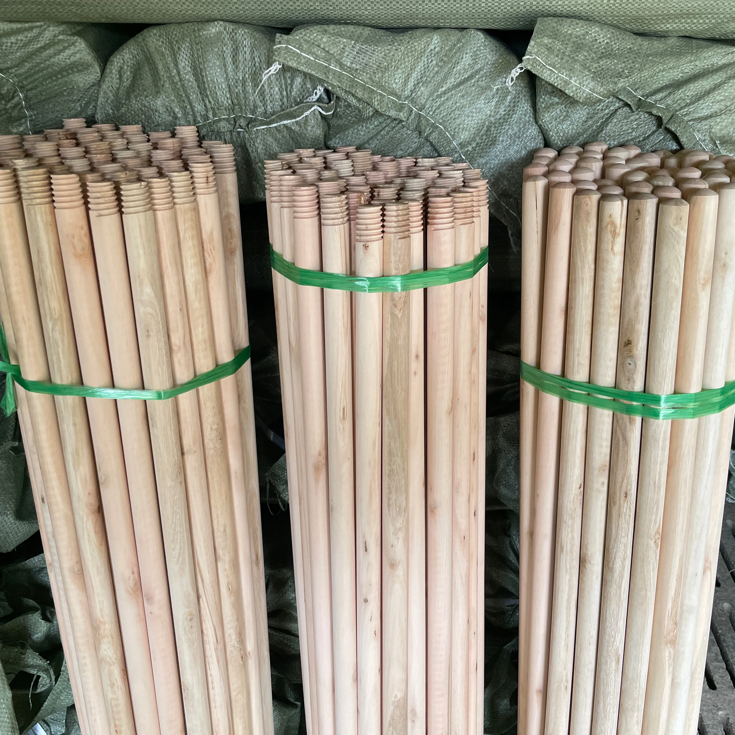 Productos de limpieza biodegradables, palo de escoba de madera natural