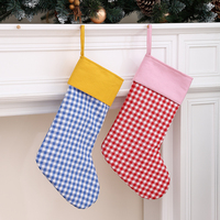 Chaussette de Noël personnalisée en toile à carreaux rouges et bleus avec bordure rose et jaune et boucle de suspension pour la décoration de la maison pendant les fêtes