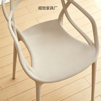 Chaise de salle à manger moderne en plastique PP ajouré avec oreilles de chat et accoudoirs, chaise d'appoint empilable et imperméable pour restaurant, café, maison et maquillage