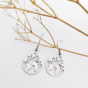 Boucles <span class=keywords><strong>d</strong></span>'oreilles pendantes tendance <span class=keywords><strong>globe</strong></span> terrestre ajouré - Accessoire de mode Wanderlust en acier inoxydable plaqué or - Product Image 6