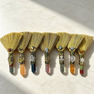 <span class=keywords><strong>Scopa</strong></span> <span class=keywords><strong>da</strong></span> <span class=keywords><strong>Strega</strong></span> in Paglia con Cristalli e Pietre Naturali Fatta a Mano per Decorazioni e Regali di Halloween - Vendita all'Ingrosso - Product Image 2