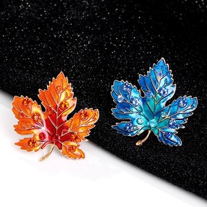 Broches en alliage plaqué or en forme de feuille d'érable avec cristaux, accessoire de mode unisexe, cadeau pour mariage, fiançailles, fête - Product Image 4