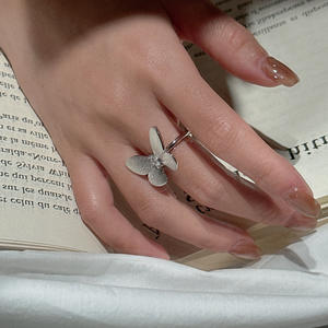 Bague vintage en argent pur S925, design papillon simple et élégant avec incrustation d'ailes - Product Image 3