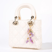Porte-clés personnalisé en usine avec initiale, porte-clés en résine avec fleurs séchées et pompons papillon, pendentif de sac pour femme