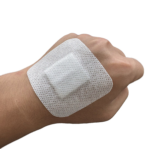 Cerotti Adesivi Monouso Non Tessuti per la Cura delle Ferite 6cm*7cm, Bendaggio di Primo Soccorso, Medicazioni Mediche - Product Image 1